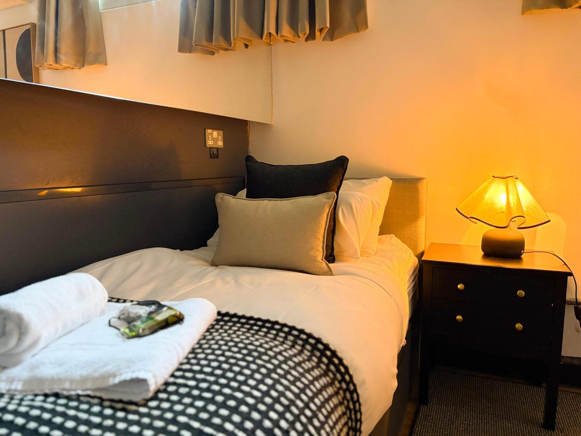 Tweepersoonskamer met 2 Aparte Bedden en een Eigen Badkamer